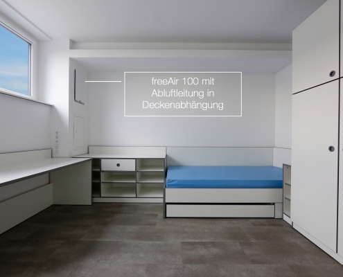 Blick auf die innen verbaute Lüftungsanlage mit leichter Deckenabhängung
