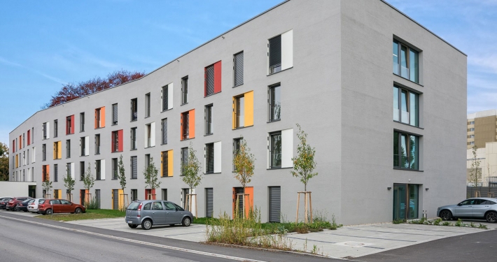 Straßenseite des Personalwohnheims Landshut