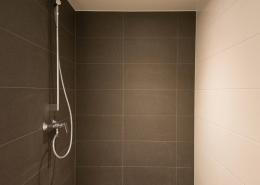 Großzügige, barrierefreie Dusche mit Abluftventil rechts im Bild