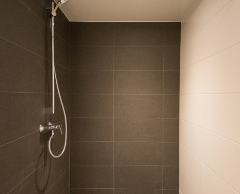 Großzügige, barrierefreie Dusche mit Abluftventil rechts im Bild