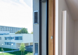 Seitenansicht der Lüftungsanlage. Im Blick: Fensterlaibung und Premium Cover von bluMartin