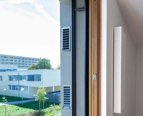 Seitenansicht der Lüftungsanlage. Im Blick: Fensterlaibung und Premium Cover von bluMartin