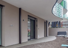 detailansicht-laibungsloesung Sicht auf frisch verputzte Wand mit Fensterlaibungslösung des Lüftungssystems freeAir von bluMartin