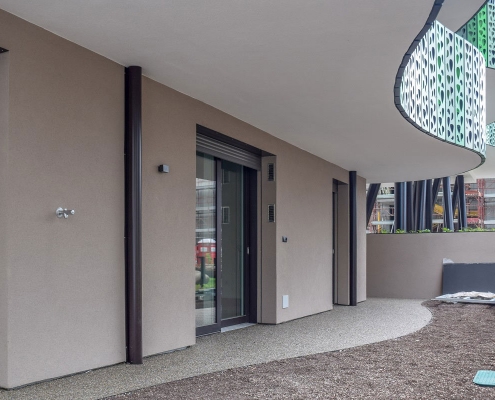 detailansicht-laibungsloesung Sicht auf frisch verputzte Wand mit Fensterlaibungslösung des Lüftungssystems freeAir von bluMartin