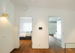 frische-luft-im-schlafzimmer Blick in das Schalfzimmer, welches über den intelligenten Überströmer freeAir plus belüftet wird