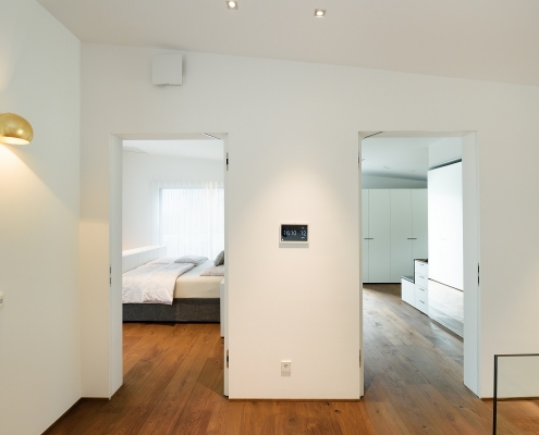 frische-luft-im-schlafzimmer Blick in das Schalfzimmer, welches über den intelligenten Überströmer freeAir plus belüftet wird