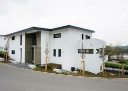 villa-mit-energieeffizienter-lueftungsanlage Ansicht der 2019 fertiggestellten Villa mit eingebauten Lüftungsgeräten