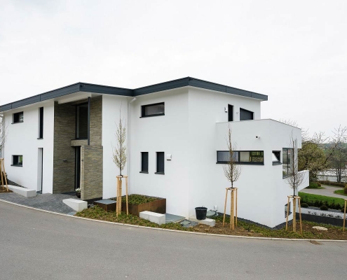 villa-mit-energieeffizienter-lueftungsanlage Ansicht der 2019 fertiggestellten Villa mit eingebauten Lüftungsgeräten