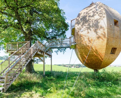 Außenansicht des Baumhaushotel mit Außenhaube des Lüftungsgerätes freeAir