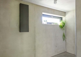 Im Gang befindet sich das Lüftungsgerät freeAir. Als zusätzlichen Schallschutz wurde ein Premium Cover eingesetzt.
