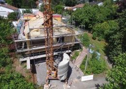 bauarbeiten-holzanbau Blick auf fortgeschrittene Bauarbeiten. Im Vordergrund ist der Holz-Anbau zu sehen.
