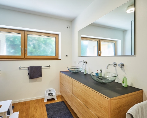 lueftungsventil-in-modernem-bad Saniertes- und modernisiertes Badezimmer mit kontollierter Wohnraumlüftung durch das freeAir 100.