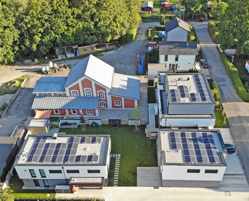 drohnenaufnahme-gebaude-mit-lueftungsanlage Ansicht aus der Luft auf das Einfamilienhaus und auf das Mehrfamilienhaus in Schwabmünchen