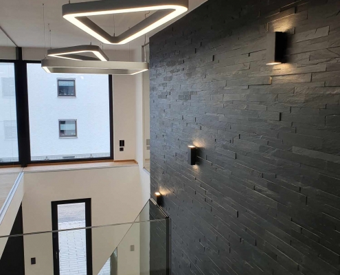 treppenhaus-architektur-buero-design-lampen Modernes, helles Treppenhaus des Büros
