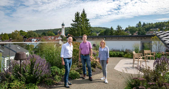 Ulf Walliczek-Rasso-Rebay von Ehrenwiesen und Lena Volk auf dem Dachgarten SeniorenQuartier-Pilsensee