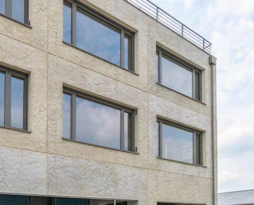 betonmodulbau-mit-lueftung-in-fensterlaibung Beton Gebäude mit der Fensterlaibungslösung von bluMartin
