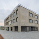 Modernes Bürogebäude aus Betonelementen mit Lüftungssystem